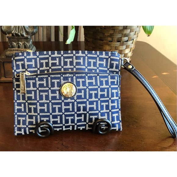 TOMMY HILFIGER - Signature Canvas Wristlet in Navy & White. SO CUTE & NWOT! - Picture 2 of 15